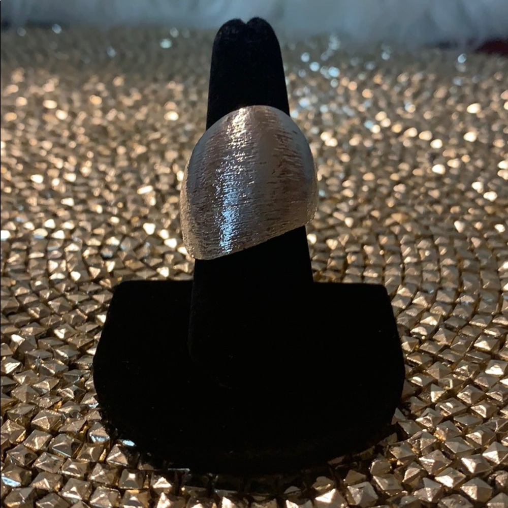 Silver ring with textured surface - Picture 2 of 4